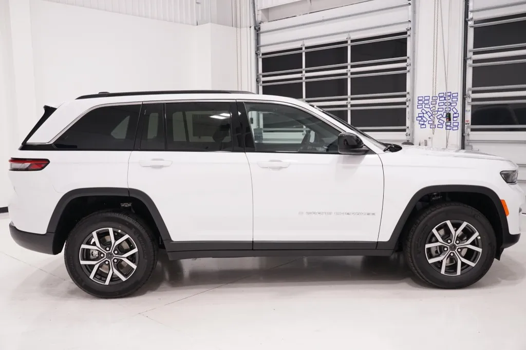 2027 Jeep Grand Cherokee Laredo X
