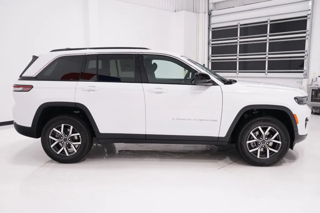 2027 Jeep Grand Cherokee Laredo