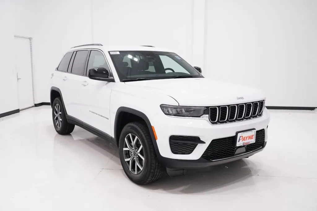 2027 Jeep Grand Cherokee Laredo
