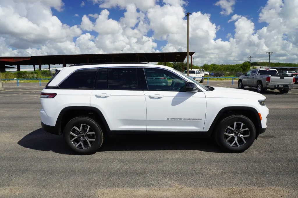 2027 Jeep Grand Cherokee Laredo