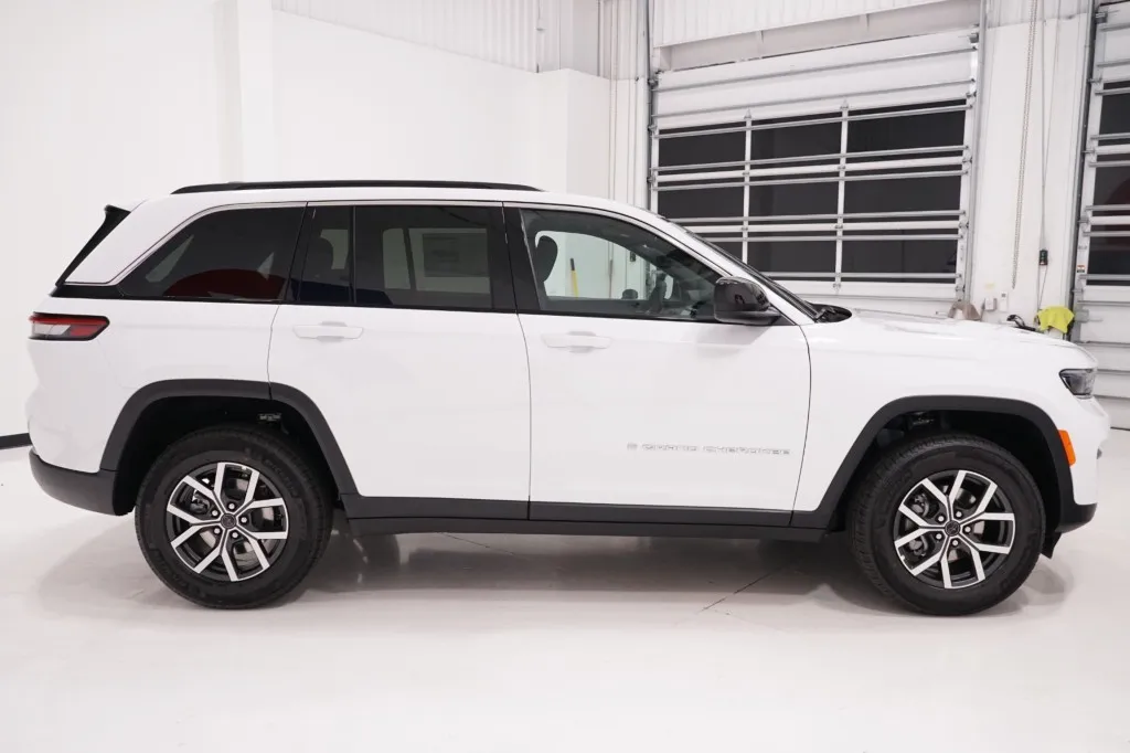 2027 Jeep Grand Cherokee Laredo