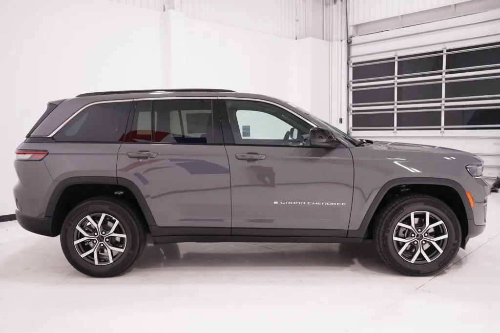 2027 Jeep Grand Cherokee Laredo X