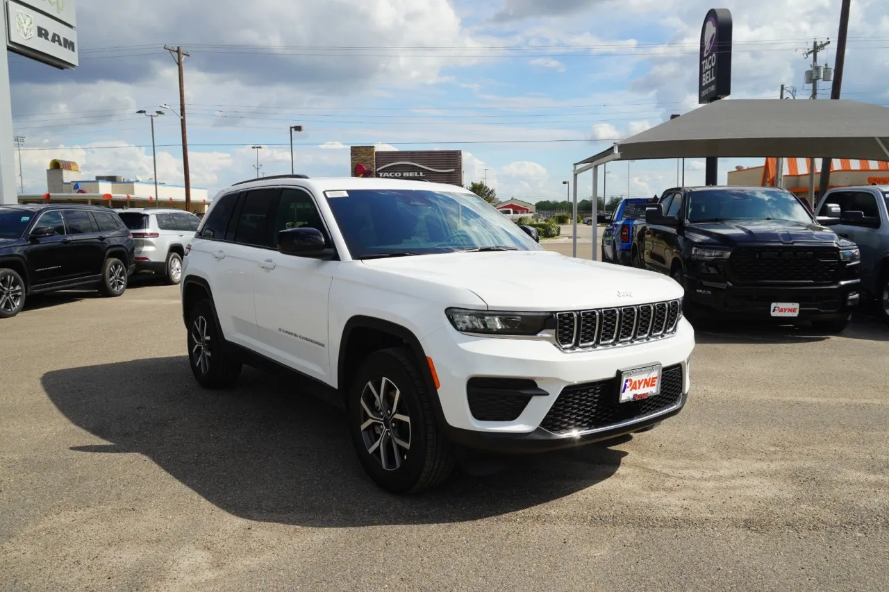 2027 Jeep Grand Cherokee Laredo