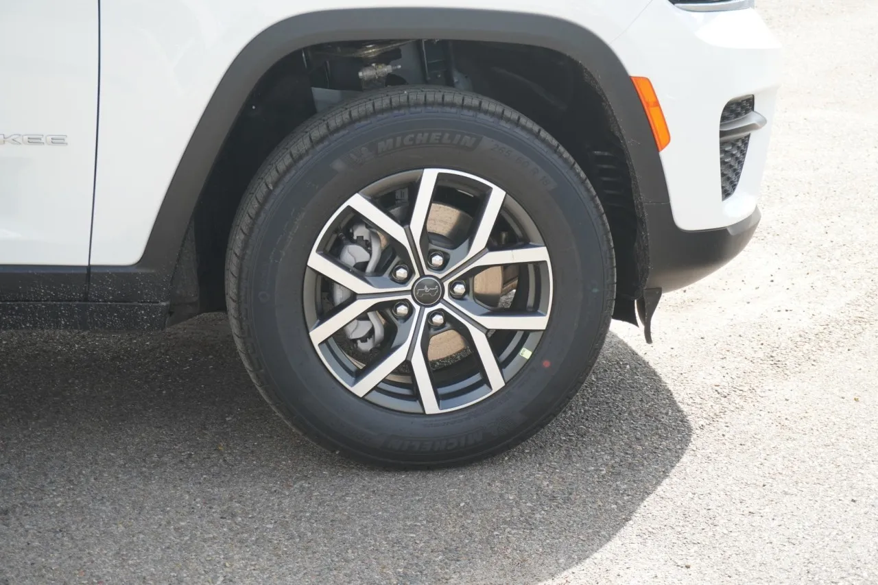2027 Jeep Grand Cherokee Laredo