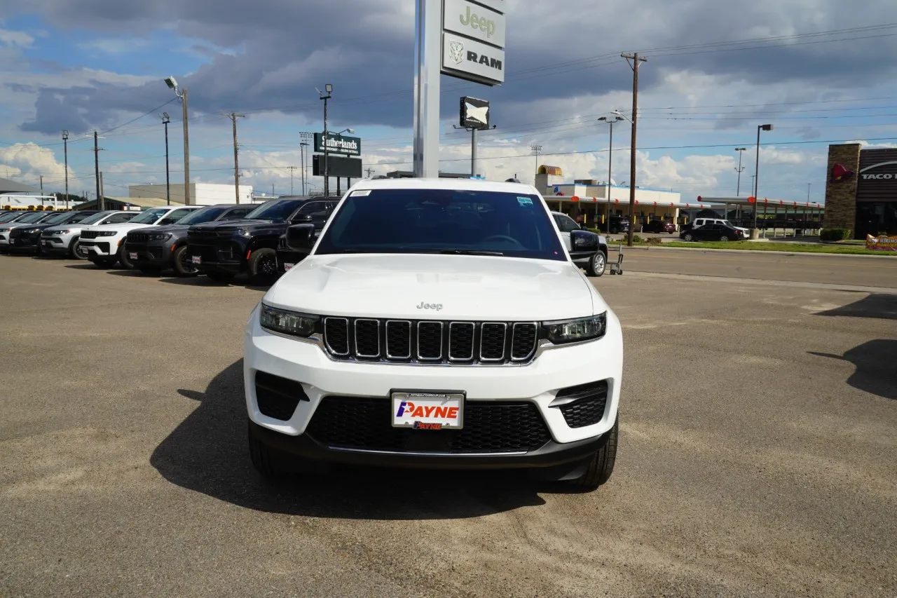 2027 Jeep Grand Cherokee Laredo