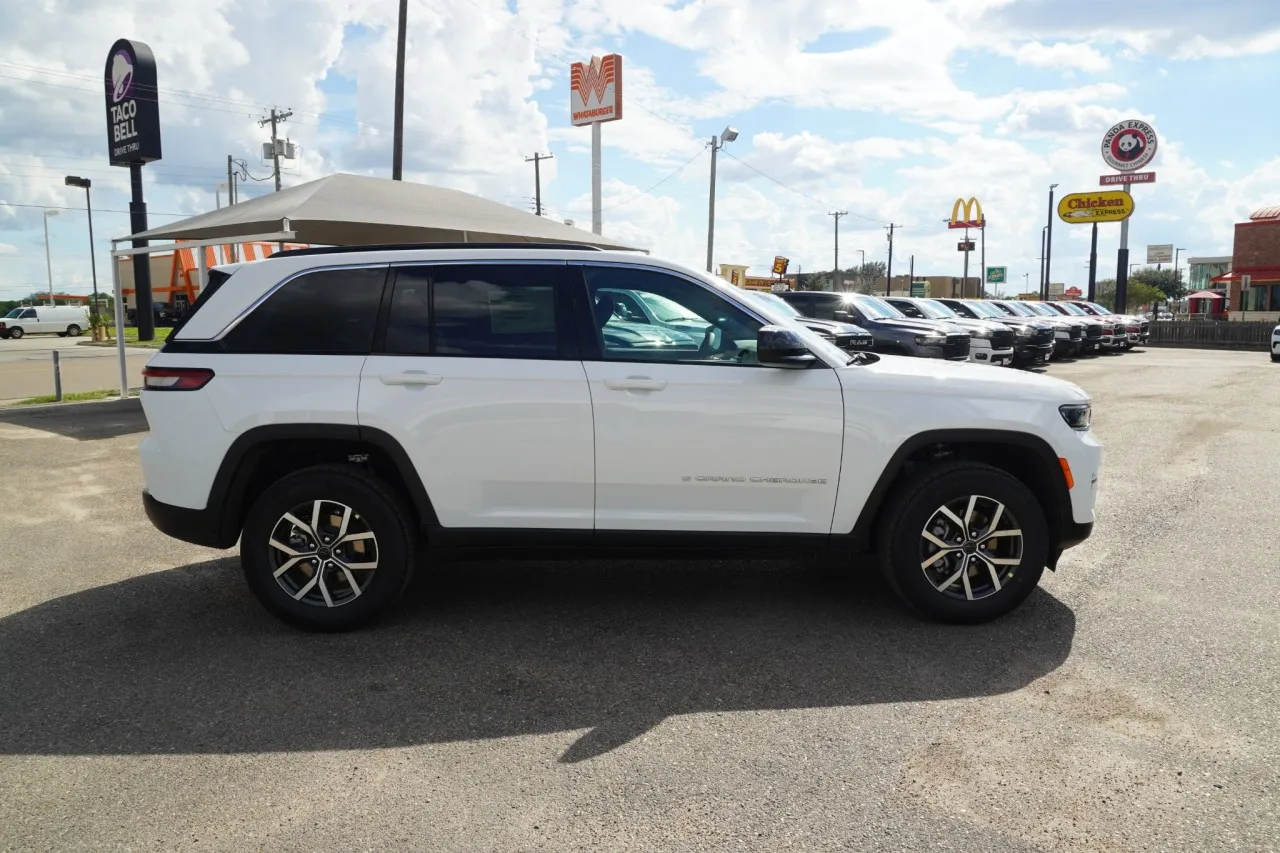 2027 Jeep Grand Cherokee Laredo