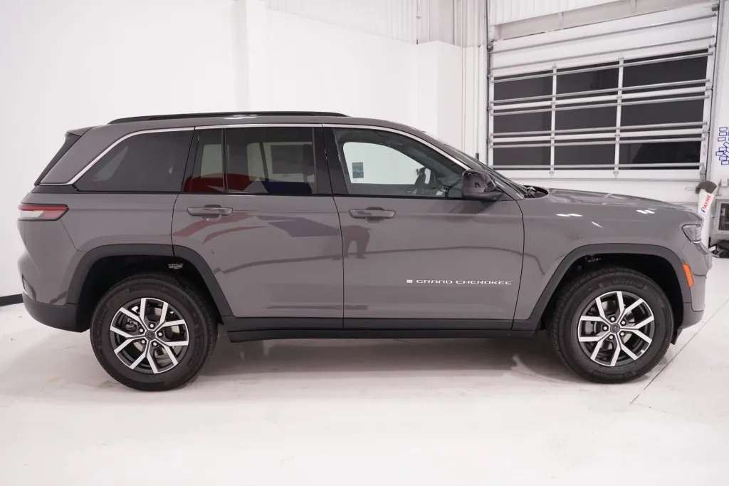 2027 Jeep Grand Cherokee Laredo X