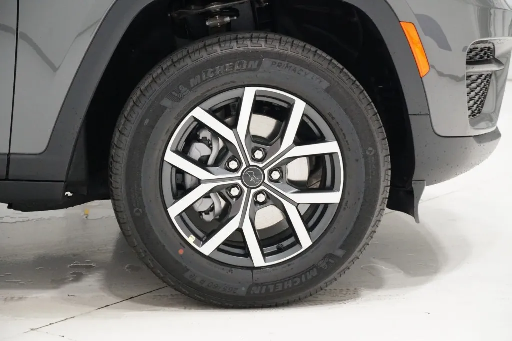 2027 Jeep Grand Cherokee Laredo