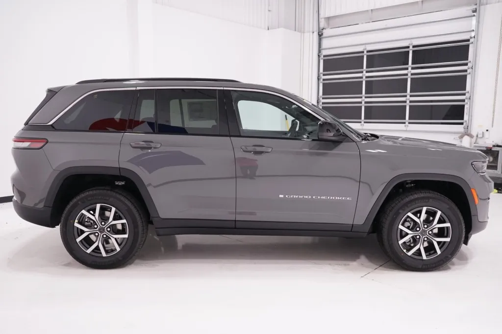 2027 Jeep Grand Cherokee Laredo