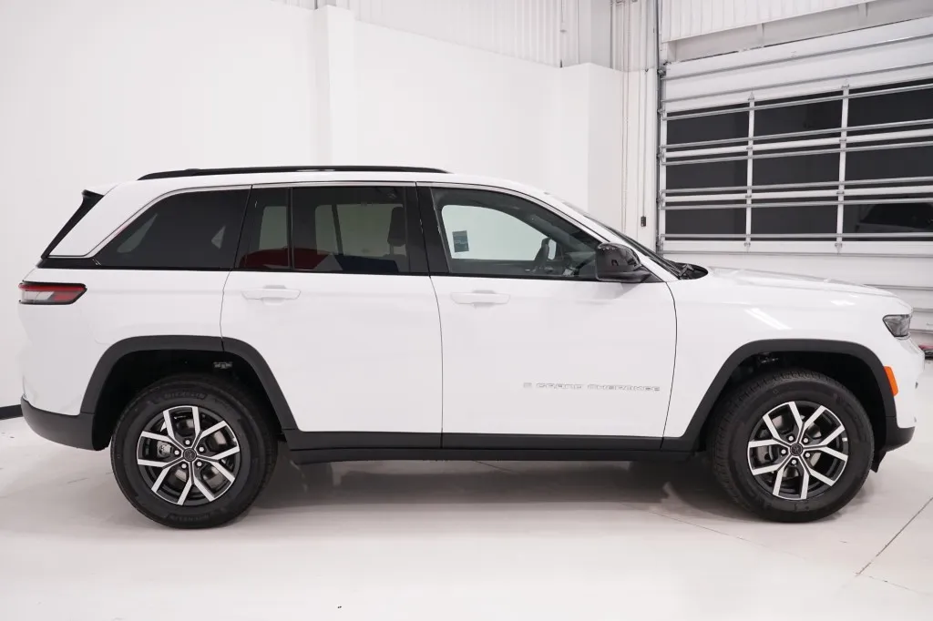 2027 Jeep Grand Cherokee Laredo X