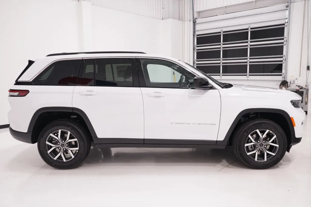 2027 Jeep Grand Cherokee Laredo