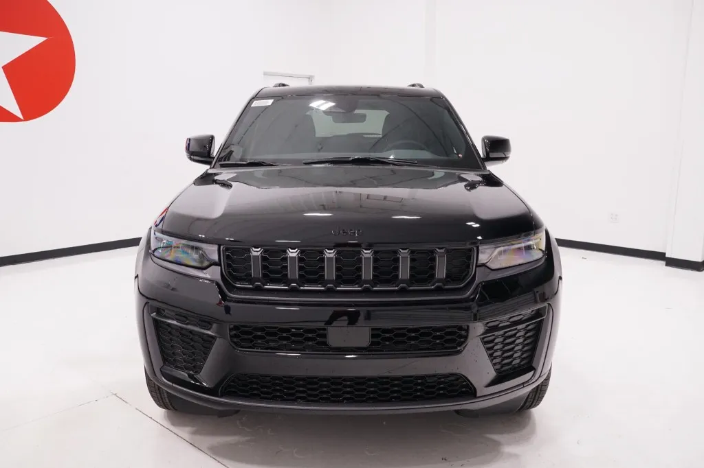 2027 Jeep Grand Cherokee Laredo Altitude