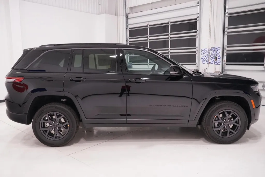 2027 Jeep Grand Cherokee Laredo Altitude