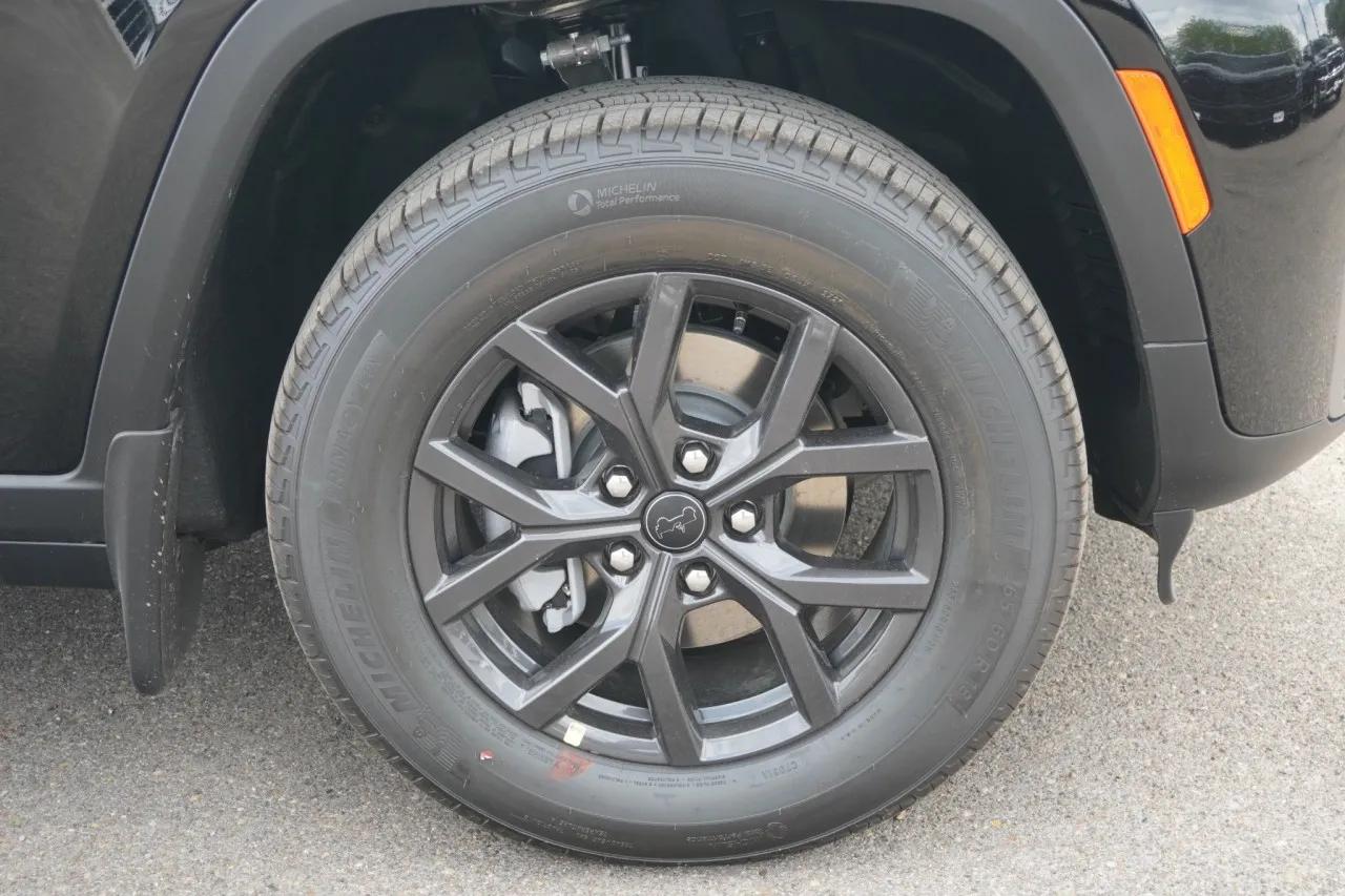 2027 Jeep Grand Cherokee Laredo Altitude