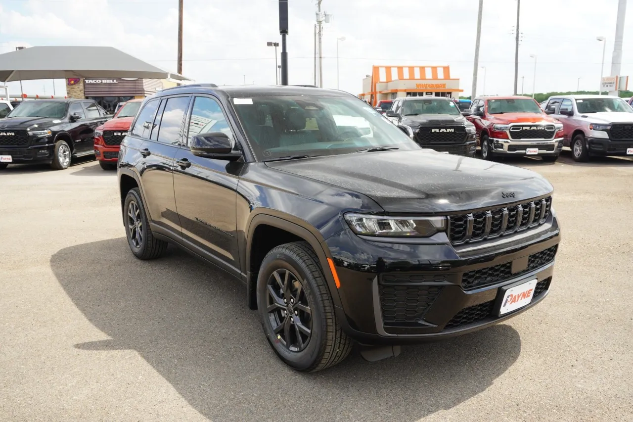 2027 Jeep Grand Cherokee Laredo Altitude