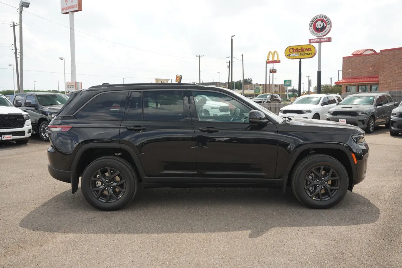 2027 Jeep Grand Cherokee Laredo Altitude