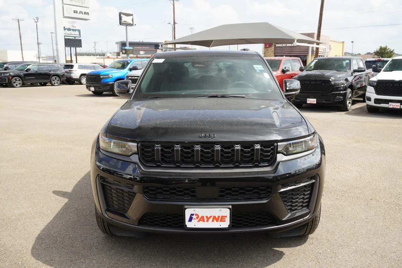 2027 Jeep Grand Cherokee Laredo Altitude