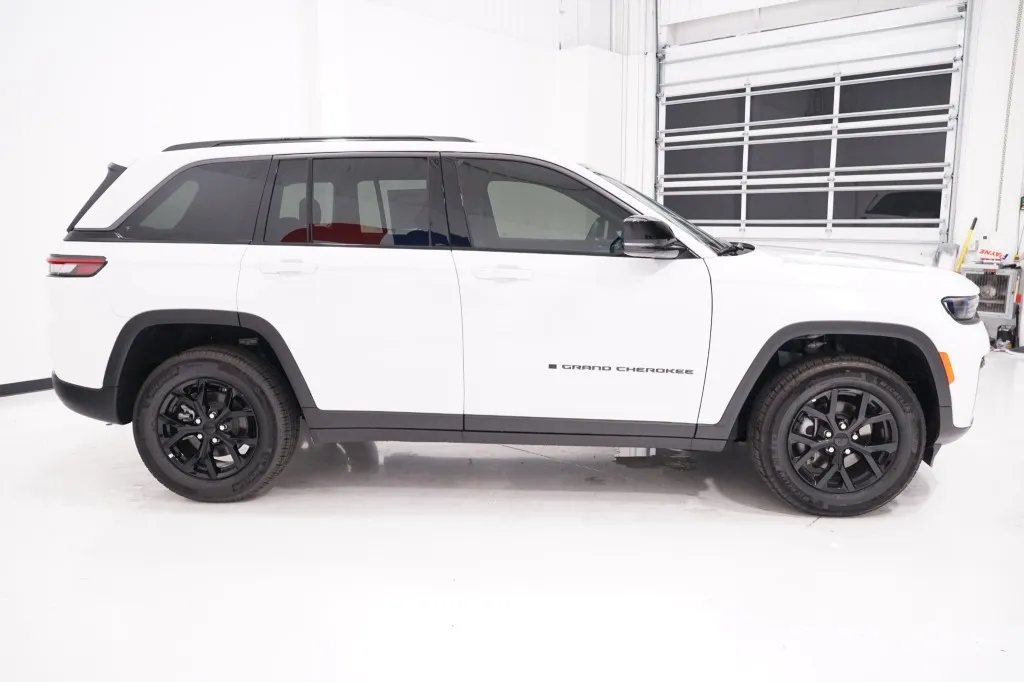 2026 Jeep Grand Cherokee Laredo Altitude