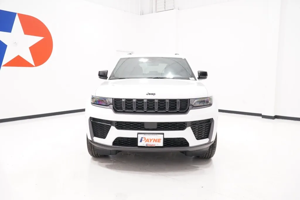 2026 Jeep Grand Cherokee Laredo Altitude