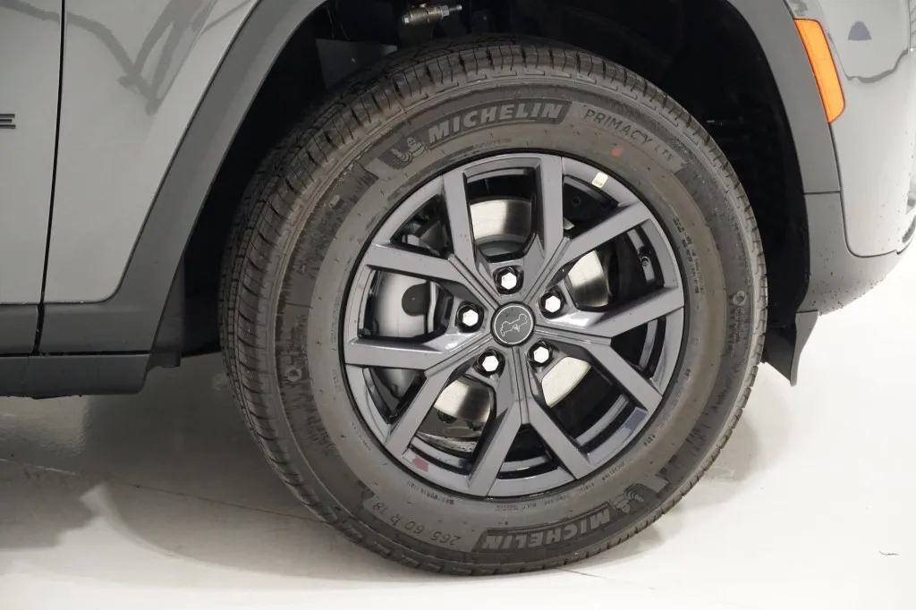 2027 Jeep Grand Cherokee Laredo Altitude