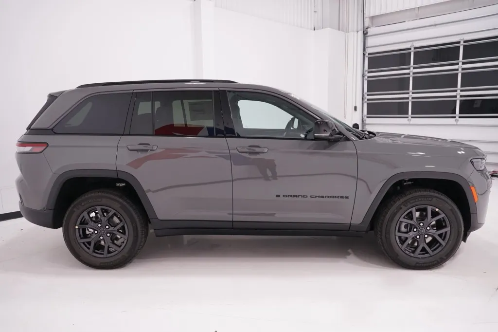 2027 Jeep Grand Cherokee Laredo Altitude