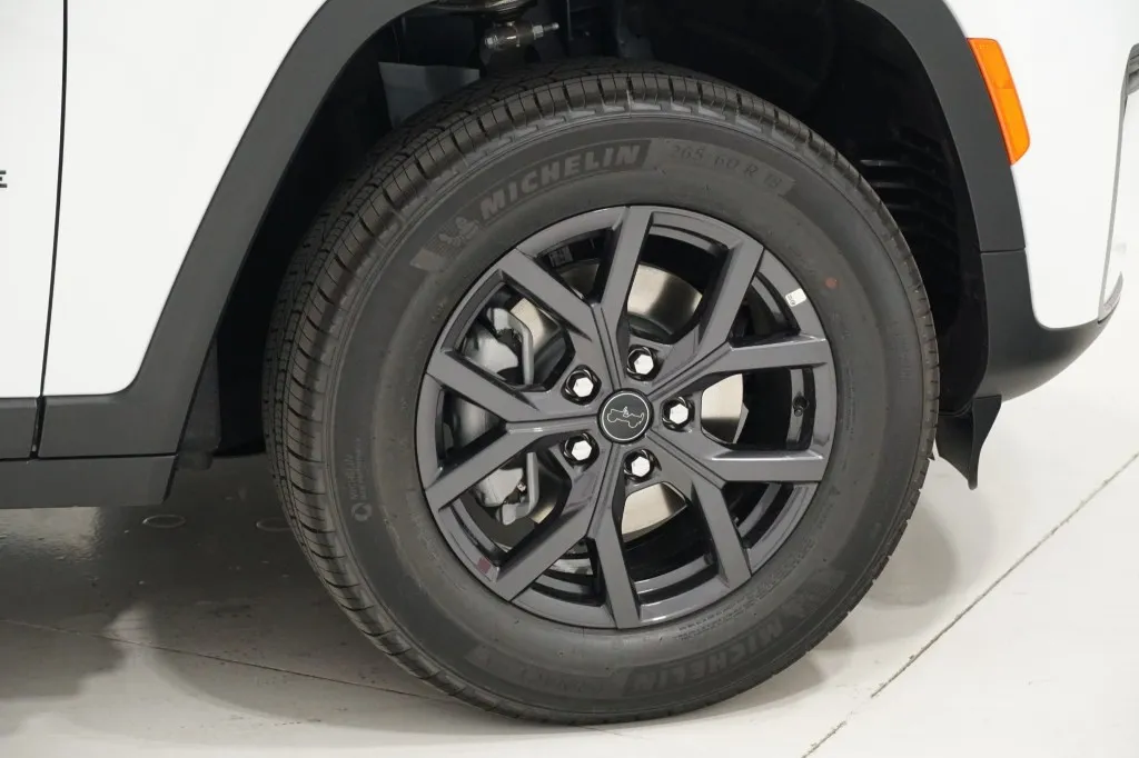 2027 Jeep Grand Cherokee Laredo Altitude