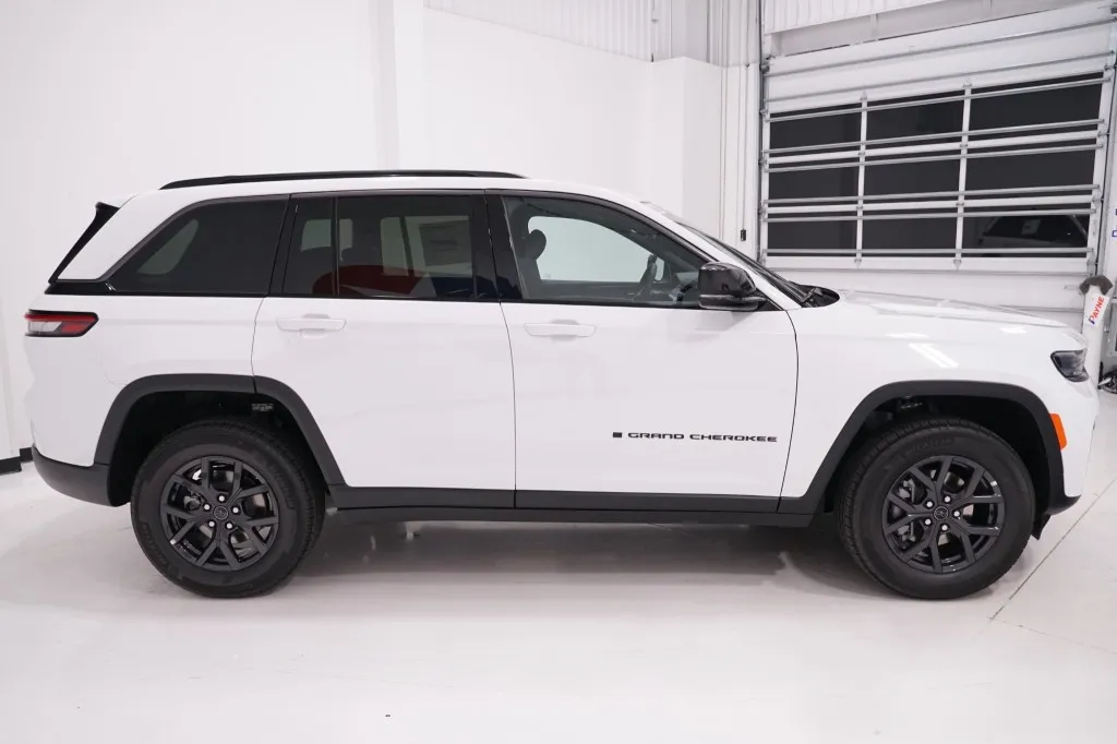 2027 Jeep Grand Cherokee Laredo Altitude