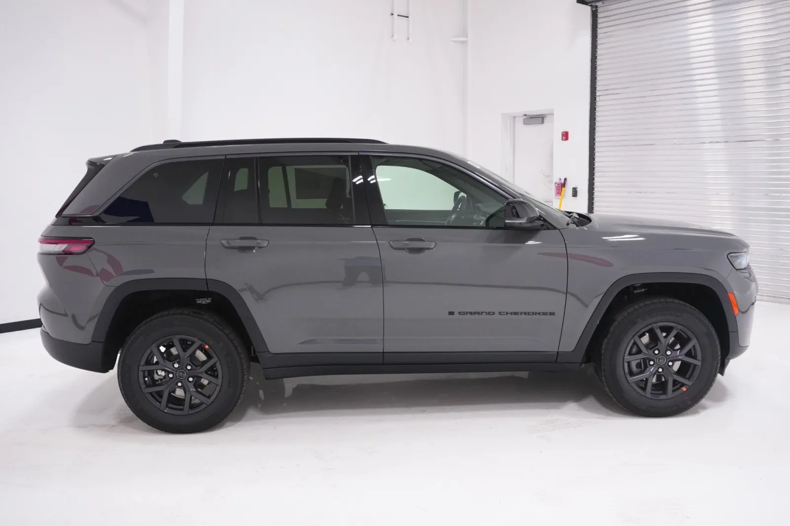 2027 Jeep Grand Cherokee Laredo Altitude