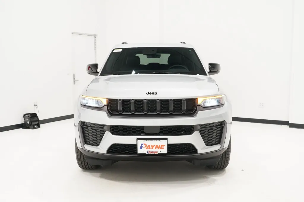 2026 Jeep Grand Cherokee Laredo Altitude