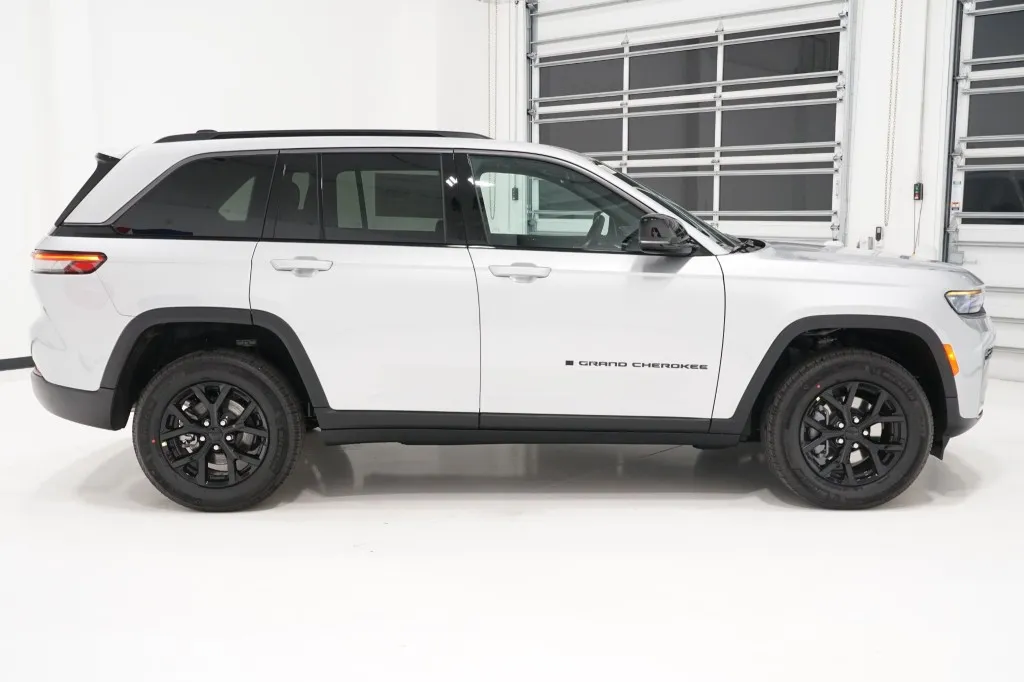 2026 Jeep Grand Cherokee Laredo Altitude