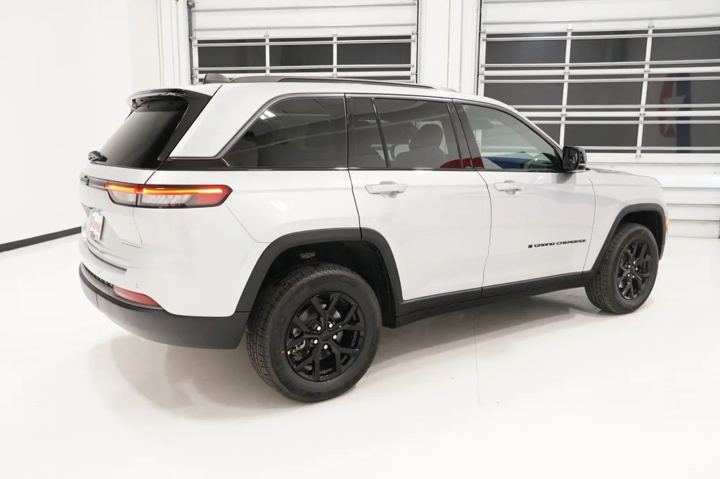 2026 Jeep Grand Cherokee Laredo Altitude