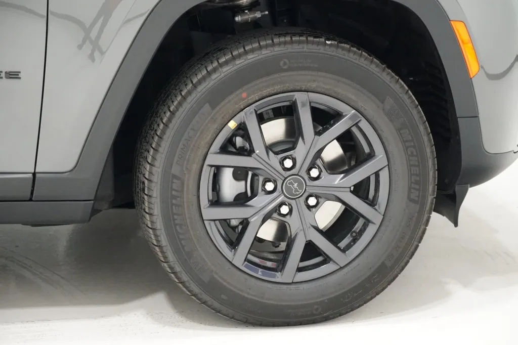 2027 Jeep Grand Cherokee Laredo Altitude