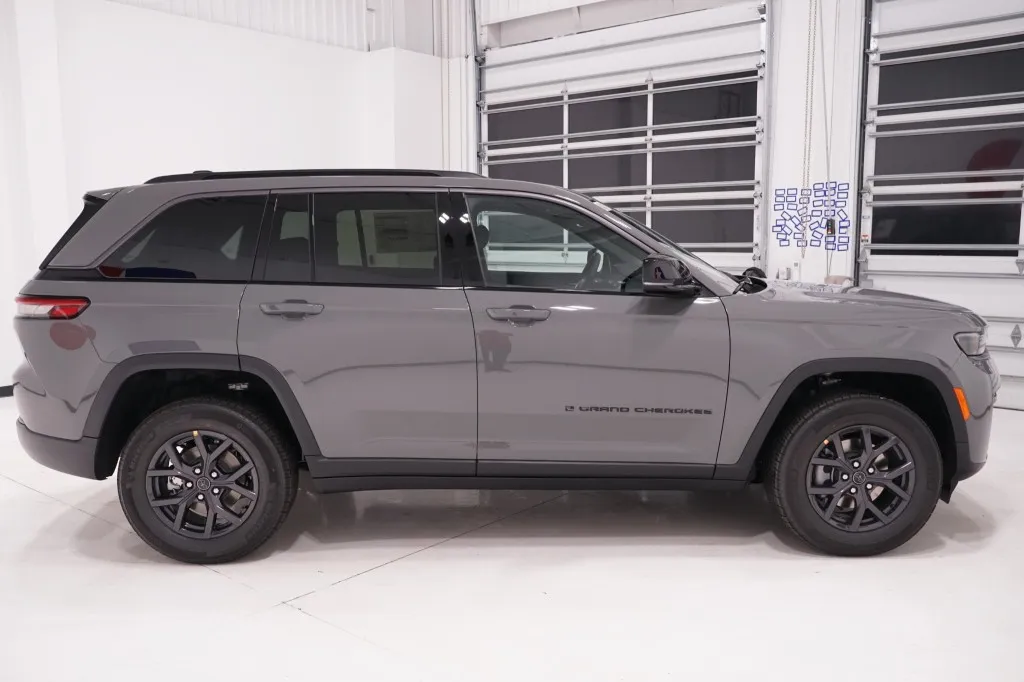 2027 Jeep Grand Cherokee Laredo Altitude