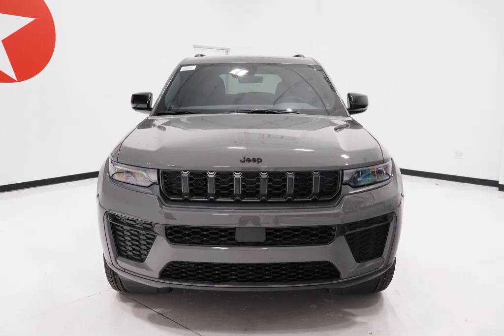 2027 Jeep Grand Cherokee Laredo Altitude