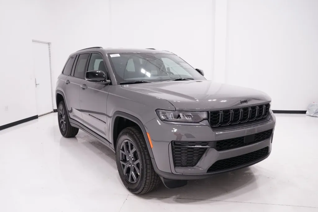 2027 Jeep Grand Cherokee Laredo Altitude