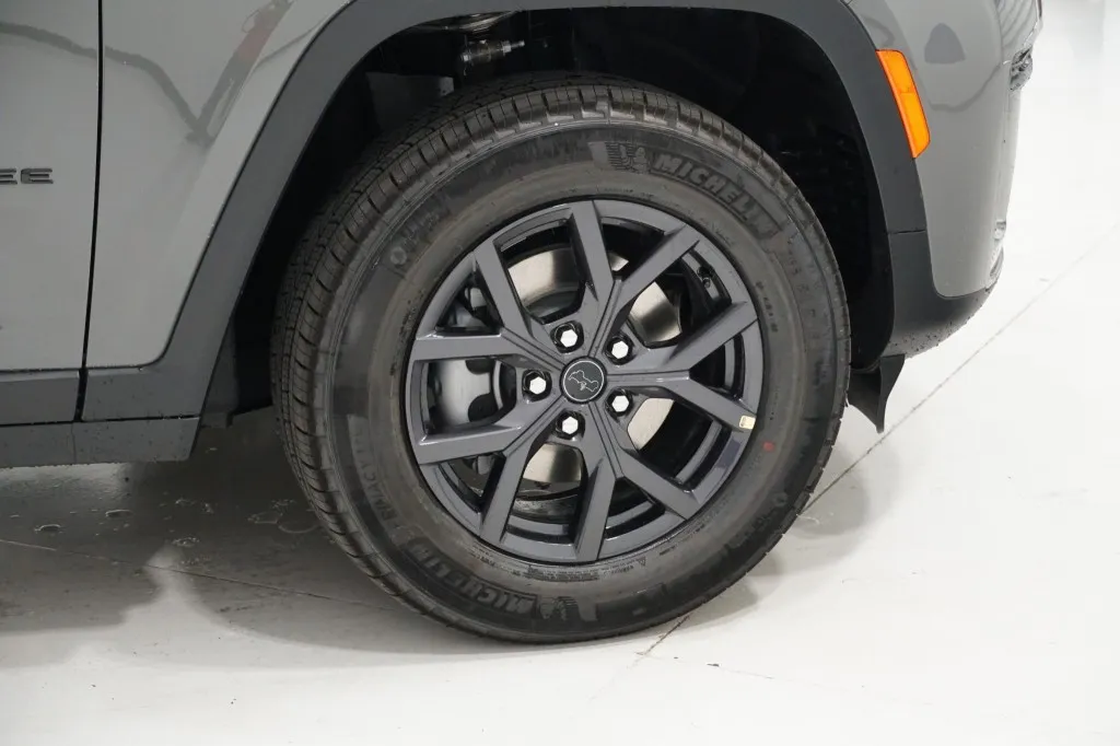 2027 Jeep Grand Cherokee Laredo Altitude