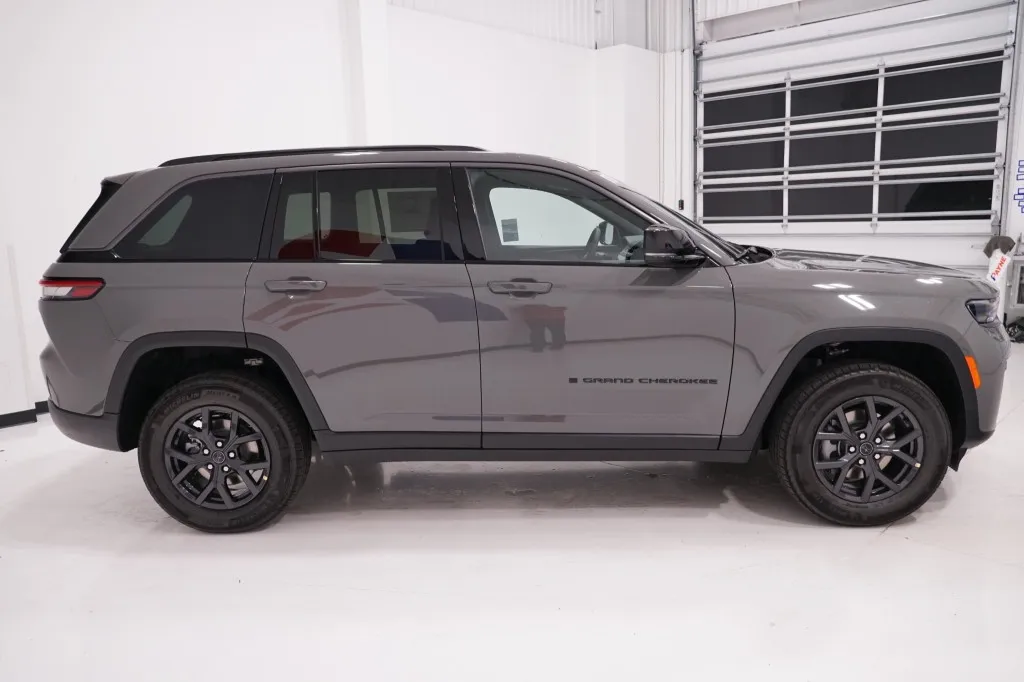 2027 Jeep Grand Cherokee Laredo Altitude