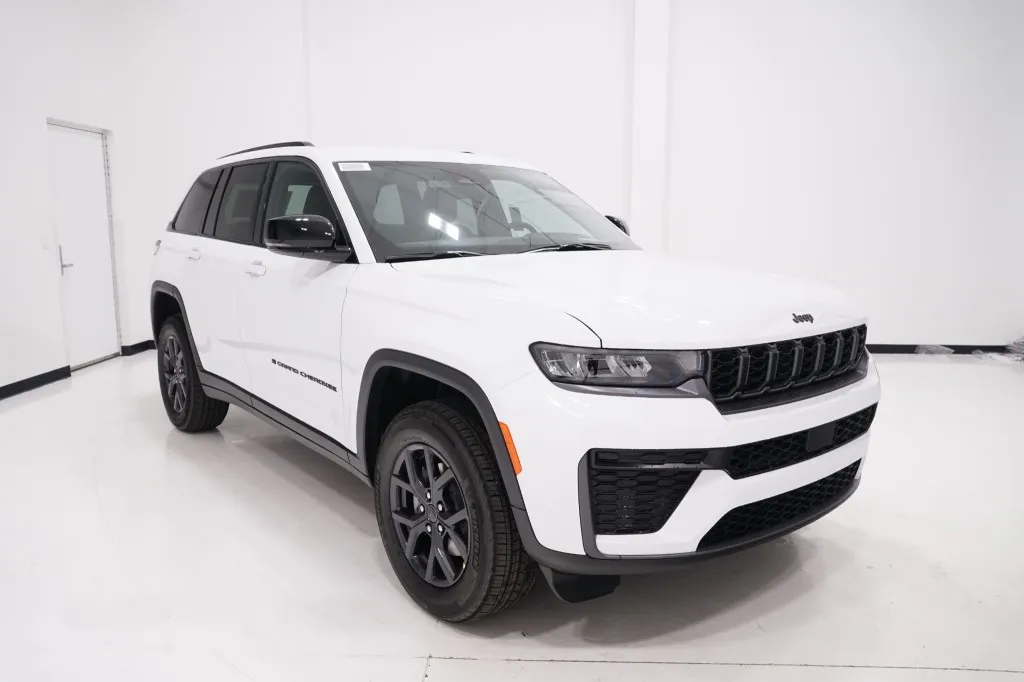 2027 Jeep Grand Cherokee Laredo Altitude