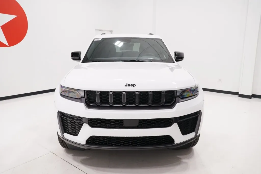 2027 Jeep Grand Cherokee Laredo Altitude