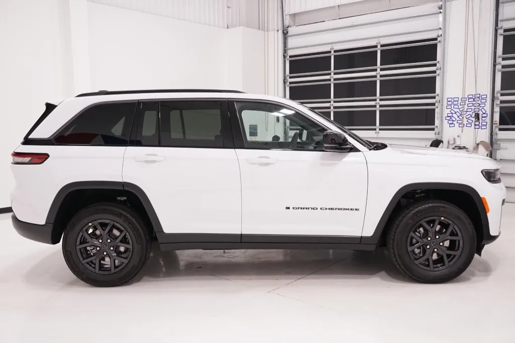 2027 Jeep Grand Cherokee Laredo Altitude