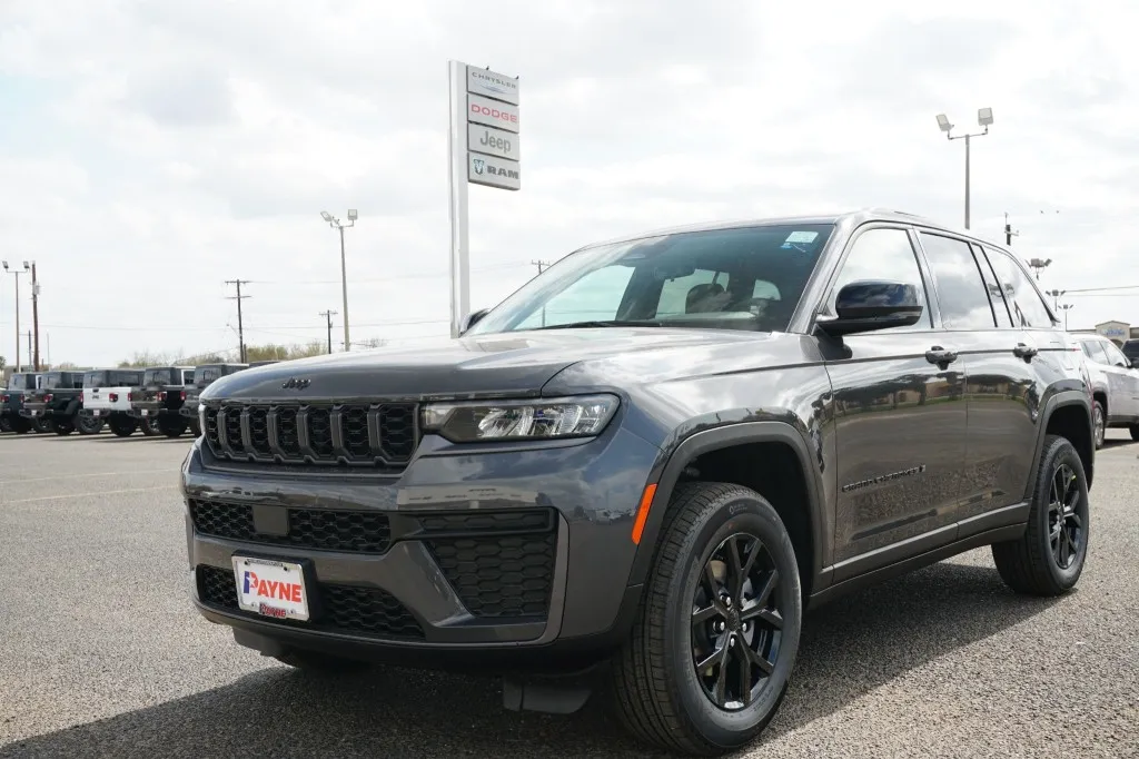 2026 Jeep Grand Cherokee Laredo Altitude