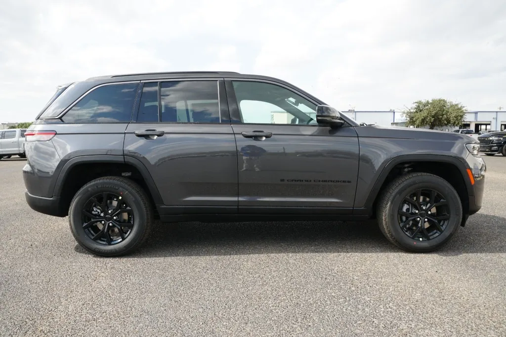 2026 Jeep Grand Cherokee Laredo Altitude