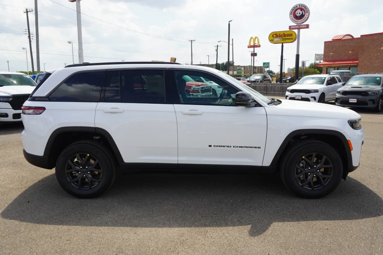 2027 Jeep Grand Cherokee Laredo Altitude