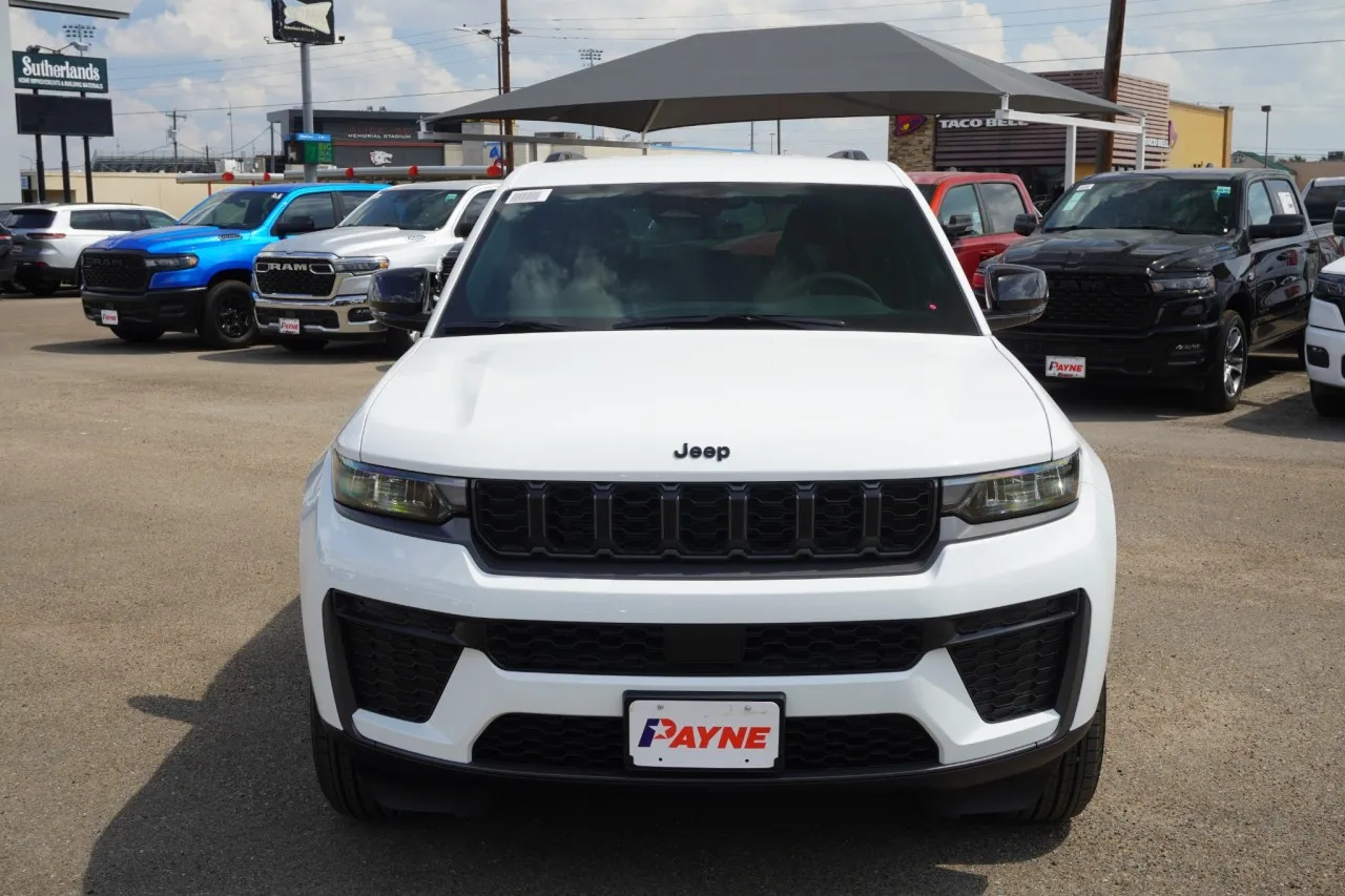 2027 Jeep Grand Cherokee Laredo Altitude
