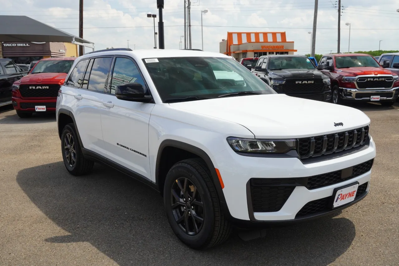 2027 Jeep Grand Cherokee Laredo Altitude