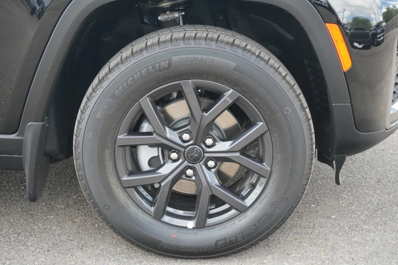 2027 Jeep Grand Cherokee Laredo Altitude