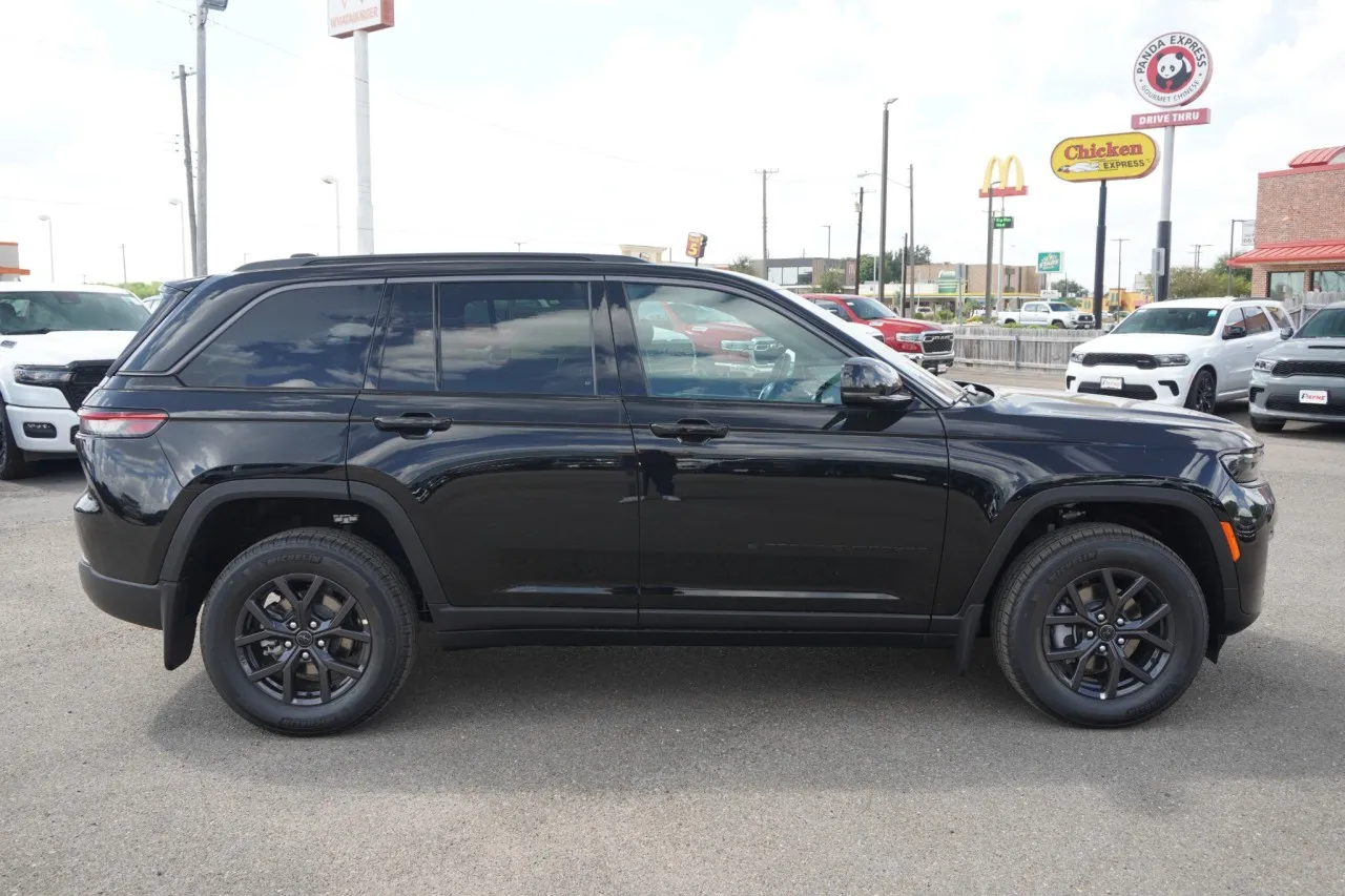 2027 Jeep Grand Cherokee Laredo Altitude