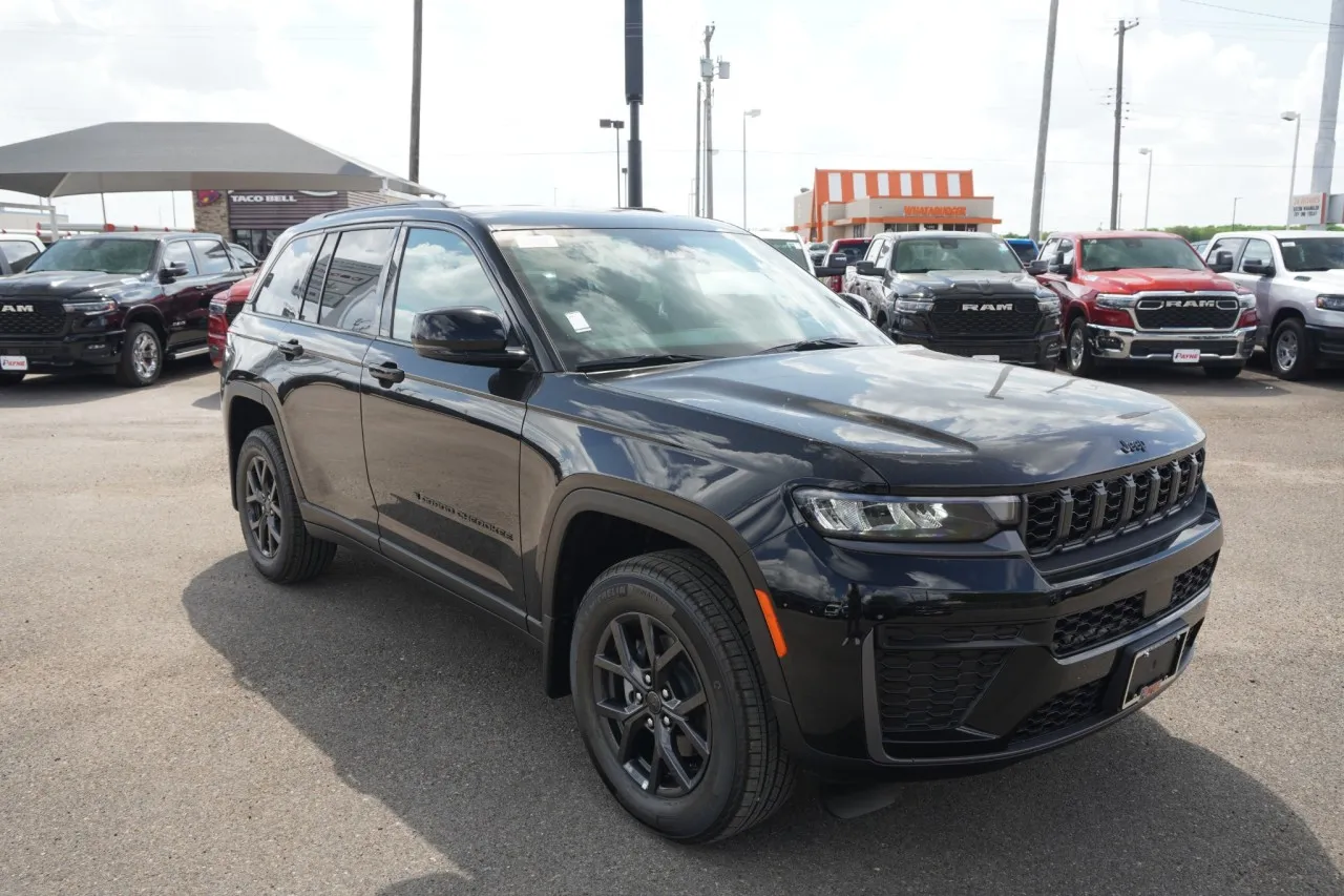2027 Jeep Grand Cherokee Laredo Altitude