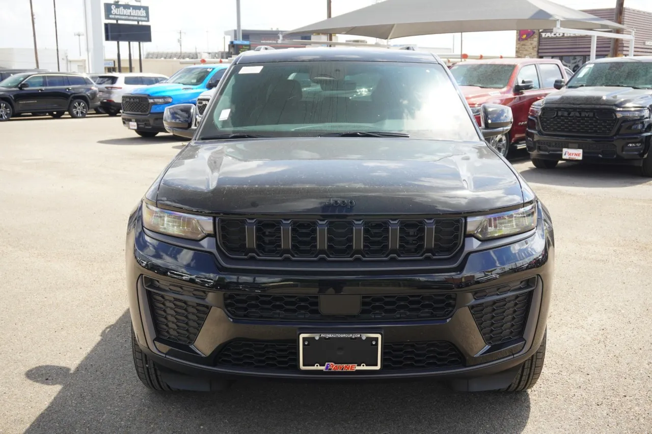 2027 Jeep Grand Cherokee Laredo Altitude