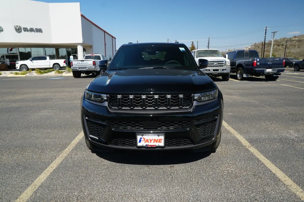 2026 Jeep Grand Cherokee Laredo Altitude
